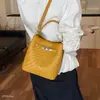 Nuevo Bolso de Hombro Tipo Cubo Tejido de Diseño Minimalista 2026 para Mujer, Adecuado para el Trabajo Diario, con una Textura Suave