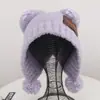 Chapéu de tricô fofo para outono e inverno com um pequeno pingente de urso e pompom, feito de lã teddy, versátil, quente e cobre as orelhas, fazendo seu rosto parecer menor