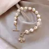 Pulseira Baroque de Pérolas de Água Doce Irregulares com Fivela Ot Design Requintado de Zircônia com Pingente de Abelhinha Pulseira de Temperamento