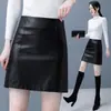 Falda de Cuero Media Falda Mujer 2026 Otoño Invierno Estilo Nuevo Negro PU Falda Pequeña de Cuero Cintura Alta Falda Línea A Ajustada a la Cadera Falda Corta Moda