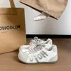 Tênis plataforma feminino com fecho de velcro, novo estilo primavera 2026, mocassins retrô, versáteis, fofos e peculiares com cabeça grande.