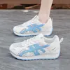 Novos Sapatos Femininos de Verão Respiráveis Vazados Sapatos Forrest Gump Femininos Estilo Coreano Versátil Estudante Sola Grossa Tênis Casuais Esportivos Sapatos de Rede Femininos
