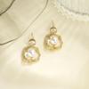Pendientes de perlas de flores tridimensionales con encaje hueco y microincrustaciones, temperamento retro francés, joyería de oído de nicho de alta gama que combina con todo