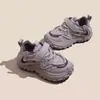 Zapatos forrados de felpa para niños 2025 nuevo estilo otoño e invierno zapatillas deportivas infantiles zapatillas de papá para niñas suela blanda antideslizantes zapatillas de correr