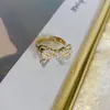 Anel de Dedo Feminino Exquisito de Pérolas de Arroz de Luxo Leve Nicho Anel Aberto Popular na Internet Tendência 2022 Novo Anel Vazado de Laço