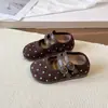 Sapatos de Couro para Meninas 2026 Primavera e Outono Novos Sapatos Infantis Bebê Sapatos de Princesa com Bolinhas Mocassins de Solado Macio para Meninas Sapatos Individuais