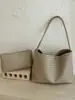 Bolsa de palha trançada estilo vintage coreano com textura única, bolsa de ombro e de axila simples e de nicho para o verão de 2026