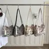 Bolso nuevo de hombro y cruzado geométrico floral bordado estilo chino, bolso tipo cubo versátil de moda estilo étnico para mujer