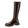 Botas Longas Femininas Retrô Francesas de Pele de Cordeiro Fivela Dourada Pequena Bico Arredondado Solado Grosso Cano Alto Salto Grosso Emagrecedor Botas de Equitação