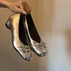 Bailarinas elegantes de piel de oveja estilo francés con punta cuadrada para mujer, con un lazo, un diseño suave tipo Mary Jane y un ligero tacón para mayor altura, con una puntera poco profunda.
