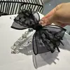Elegante Clip Perezoso de Encaje con Lazo Estilo Francés y Pedrería Brillante para el Trasero de la Cabeza del Cabello Medio Recogido de Mujer