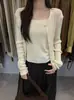 La única colección de otoño VI+ que presenta un cárdigan de punto calado estilo coreano, minimalista, y un top tipo camisola - un conjunto de dos piezas para mujer, estilo 99239