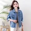 Fotos reais de uma jaqueta jeans curta retro lavada para mulheres, um novo estilo de outono com patchwork floral, corte solto e mangas compridas, perfeita como um top casual