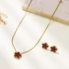 Conjunto de Duas Peças Colar e Brincos Flor de Cinco Pétalas Elegante em Aço Titânio, Joias Versáteis Clássicas da Moda Novo Modelo 2025