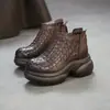Jiezhou 2026 Nova Coleção de Outono: Couro bovino de primeira camada, estilo old money, botas de tornozelo trançadas com padrão de losangos, solado grosso de alta resistência, sapatos femininos estilosos