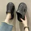 Zuecos y sandalias de dibujos animados de punta cerrada con suela gruesa para mujer, calzado de verano para exteriores, nuevos y modernos zapatos antideslizantes de doble uso famosos en internet 2023