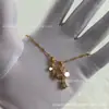 Colar Duplo Cruzado Versão Alta V Dourado CNC Precisão Pequeno Totalmente Banhado a Diamante Ouro 22K Corrente Vintage para Clavícula