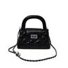Bolso pequeño cuadrado Kelly con bordado acolchado 2026 nuevo popular de verano versátil bolso bandolera con cadena de bolas doradas