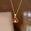 Collar de cereza roja de vino de alta calidad para mujer 2024, nueva moda, diseño de nicho de lujo ligero, cadena de clavícula, exquisita cadena para el cuello