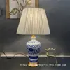 Lámpara de mesa de cerámica de porcelana azul y blanca estilo chino, iluminación decorativa para sala de estar y dormitorio, decoración del hogar retro y minimalista, hierro