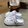 Estilo Férias na Beira-Mar de NichoVerão 2026 DIY Laço de Desenho Animado Birkenstock Versátil para o Dia a Dia Sapatos Fechados para Mulheres