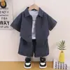 Conjunto de verão estiloso para meninos, novo cardigã floral de manga curta estilo coreano 2026, conjunto de três peças para bebê, atacado moderno