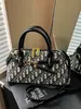 Bolsa casual com estampa vintage, bolsa de mão versátil de moda luxuosa leve, bolsa Kelly com letras, bolsa de ombro feminina, bolsa transversal texturizada de nicho