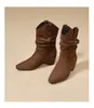 Botines estilo retro para mujeres petite, con tacón grueso, suela de plataforma y punta fina, de la colección primavera/otoño 2026, con una elegante paleta de colores en tonos tierra que recuerda a la estética del cowboy del Oeste.