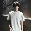 Camiseta Gris con Cremallera Diagonal, Cuello Alto, Hombro Normal para Hombre, Estilo Americano de Verano, Corte Amplio (Boxy), Peso Pesado, Manga Corta, Ajuste Limpio (Cleanfit), Manga Media