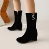 Botas de cuero para mujer con punta redonda de gamuza estilo europeo y americano, cremallera lateral, botines Chelsea, botas cortas de jinete, zapatos de mujer con tacón de cuña alto