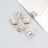 Carpeta con pestaña para organizar exámenes y materiales; clips para encuadernación.
