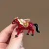 Broche de Cavalo Vermelho Estilo Palácio Retro, Requintado e Luxuoso, Acessório Versátil para Ternos e Casacos, Broche de Design Único