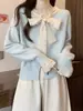 [Andy Rong] Suéter cárdigan de punto azul suave y mullido con lazo para mujer, corte holgado, perfecto para primavera y otoño, una prenda exterior elegante