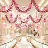 Guirnaldas y adornos colgantes de decoración para el Día de San Valentín chino para centros comerciales y joyerías, creando un ambiente atmosférico para fondos de fotos románticos
