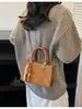 Bolso Cuadrado Pequeño de Ante Estilo Retro Transfronterizo, Bolso Cruzado Femenino Versátil y de Moda Estilo Coreano, Bolso Pequeño de Alta Gama para Viajes