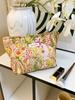 Ins Nova Bolsa de Cosméticos com Flor em Relevo Grande Capacidade Bolsa de Armazenamento para Cuidados com a Pele Bolsa de Mão Feminina Bolsa de Lona com Zíper Bolsa de Armazenamento