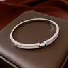 Pulseira com Fecho Duplo de Letra Galvanizada em Ouro Real 18K, Design Vintage, Estilo de Luxo Leve, Joia Feminina Fashion e Elegante