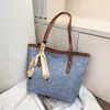 Bolsa de Gran Capacidad para Mujer, Bolso de Hombro de Nicho a la Moda, Nuevo Bolso Tote Versátil Elegante 2026 para Viajes Diarios, Bolso para Clase
