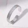 Pulsera Abierta de Acero Inoxidable Europea y Americana Transfronteriza, Pulsera Sencilla en Relieve, Acero de Titanio Ecológico Dorado de 18K que No se Desvanece, Joyería para Mujer