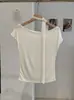 Camiseta Kekezoon Manga Curta Lisa Slim Fit de Liocel com Gola Assimétrica e Ombros de Fora com Fita Top Atacado 8223