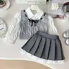 Traje de Niña Primavera y Otoño Estilo Nuevo Chaleco de Punto Camisa de Manga Larga Falda Plisada Estilo Universitario Conjunto de Tres Piezas Comercio Exterior