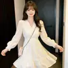 Vestido nuevo estilo francés de cuello en V 2026, ropa de otoño para mujer, talla petite, encaje estilo europeo, vestido corto dulce y encantador