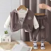 Coleção outono e inverno nova para meninos, com forro de fleece, colete casual espesso e moletom, conjunto infantil de três peças, atacado