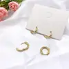 Zhen Lu decoración hogar Europa y Estados Unidos Nuevo temperamento viento frío geométrico redondo pequeño pendiente oreja aretes letras doradas hebilla oreja mujeres