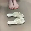 Sandalias Rojas Suaves y Versátiles que Realzan el Tono de Piel, con Lazo, Estilo Francés, Nuevo Modelo 2026, Impresionantes Sandalias de Deslizamiento con Punta Cuadrada