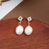 Brincos de Pérola Natural com Textura de Metal Irregular Simples Estilo Barroco Água Doce Zircônia Exquisita Pinos de Prata 925