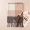 Novo cachecol xadrez de comércio exterior para mulheres, xale quente de franjas para outono e inverno, cachecol unissex para casais no atacado