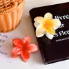 Pinza para el Cabello de Plumeria de Alta Gama, Pinza para el Cabello Simple y Versátil, Accesorio para el Cabello, Pinza de Tiburón Pinza para el Cabello con Flor en la Parte Posterior de la Cabeza