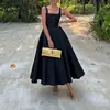 Colección de verano 2026 de comercio exterior para mujeres europeas y americanas: vestido elegante, de corte ajustado, color liso, con cuello halter y falda amplia