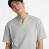 Atacado do Fabricante Design Desconstruído Retro Americano Cor Sólida Pequena Gola V Manga Curta Camiseta para Homens, Top Casual Simples Solto